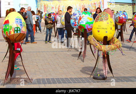 Kiew, UKRAINE - 1. Mai 2017: Bemalten Eiern. Straßenfest der großen Ostereier auf Mikhailovska Platz Stockfoto