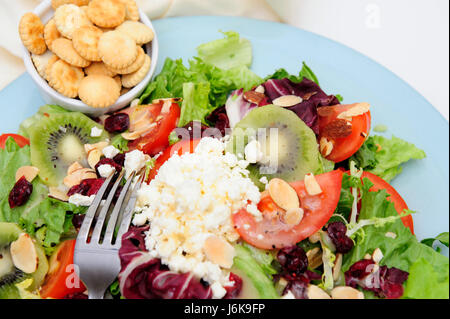 Mandel-Tomaten Cracker Cracker Cranberry Salat blaue Lebensmittel Nahrungsmittel grün Stockfoto