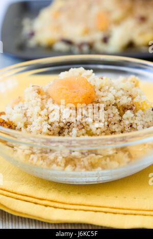 Früchte süß-Feeds Rosinen Aprikosen Rosinen Zimt Zimt Couscous Essen Stockfoto