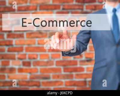 E-Commerce - Geschäftsmann Presse auf dem digitalen Bildschirm. Geschäft, Internet-Konzept. Stock Foto Stockfoto