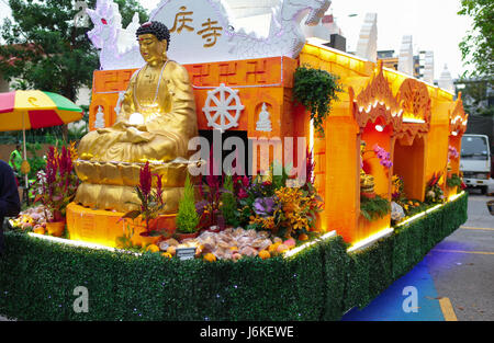 KL, MALAYSIA - 10. Mai 2017: Wesak Tag Prozession schwimmt an Ziegelei Maha Vihara Buddhish Tempel, Kuala Lumpur, Malaysia. Stockfoto