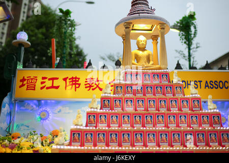 KL, MALAYSIA - 10. Mai 2017: Buddha Pagode Prozession hin-und Herbewegungen durch Jinjang Buddhish Verband während Wesak Day Feier in Ziegelei Maha verziert Stockfoto