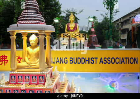 KL, MALAYSIA - 10. Mai 2017: Buddha Pagode Prozession hin-und Herbewegungen durch Jinjang Buddhish Verband während Wesak Day Feier in Ziegelei Maha verziert Stockfoto