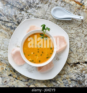 Cremige Krabbensuppe auf Marmor Hintergrund Stockfoto