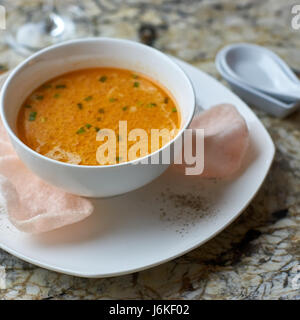 Cremige Krabbensuppe auf Marmor Hintergrund Stockfoto