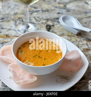 Cremige Krabbensuppe auf Marmor Hintergrund Stockfoto