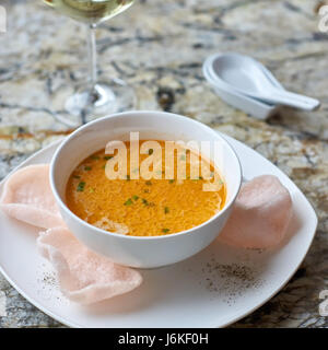 Cremige Krabbensuppe auf Marmor Hintergrund Stockfoto