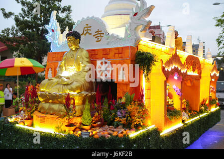 KL, MALAYSIA - 10. Mai 2017: Wesak Tag Prozession schwimmt an Ziegelei Maha Vihara Buddhish Tempel, Kuala Lumpur, Malaysia. Stockfoto