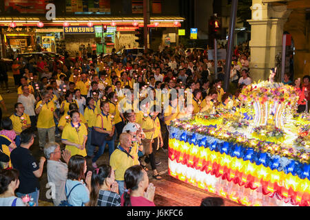 KL, MALAYSIA - 10. Mai 2017: Wesak Tag Prozession hin-und Herbewegungen und seine Anhänger Masse kommen bei der Petaling Street Chinatown, Stockfoto