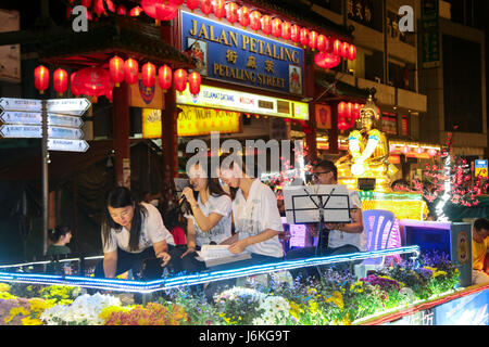 KL, MALAYSIA - 10. Mai 2017: Wesak Tag Prozession schwimmt mit seiner Anhänger Publikum in Petaling Street Chinatown, Kuala Lumpur, Malaysia ankommen. Stockfoto