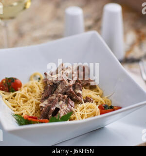 Boeuf Stroganoff mit brach in Schüssel Stockfoto