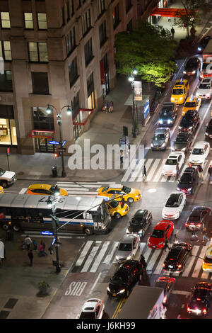 Beschäftigt Kreuzung an der 34th Street und Madison Avenue, New York, USA Stockfoto