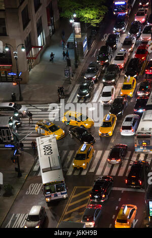 Beschäftigt Kreuzung an der 34th Street und Madison Avenue, New York, USA Stockfoto