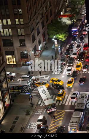 Beschäftigt Kreuzung an der 34th Street und Madison Avenue, New York, USA Stockfoto