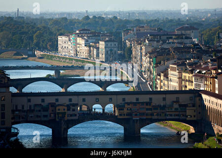 Ponte Vecchio und Brücken über den Fluss Arno, Florenz, Italien Stockfoto