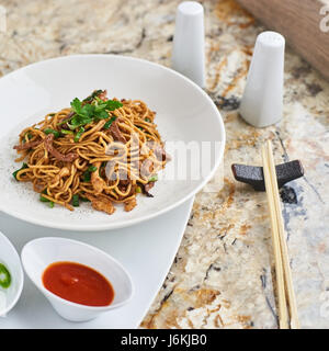 Nudeln mit Entenfleisch, Hühnerfleisch, Shiitake-Pilzen Stockfoto