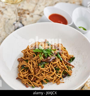 Nudeln mit Entenfleisch, Hühnerfleisch, Shiitake-Pilzen Stockfoto