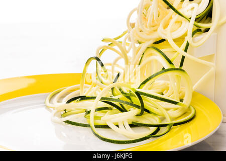 Zoodles machen Gemüse Spaghetti Zucchini Nudeln low-carb Stockfoto