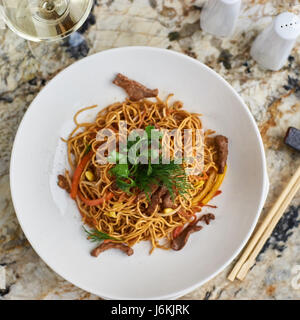 Dünne Nudeln mit Rindfleisch-Scheiben Stockfoto