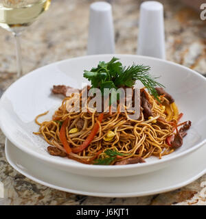 Dünne Nudeln mit Rindfleisch-Scheiben Stockfoto