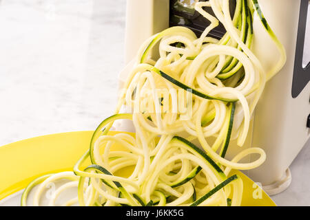 Zoodles machen Gemüse Spaghetti Zucchini Nudeln low-carb Stockfoto