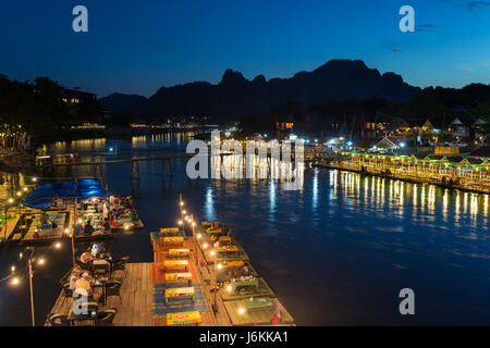 Vang Vieng, Laos - 19. Januar 2017: Restaurant am Flussufer in der Nacht in Vang Vieng, Laos Stockfoto