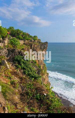 Blick auf Uluwatu Tempel auf der Klippe in Bali, Indonesien. Stockfoto