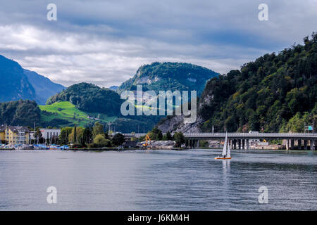 Blick auf die Berge in der Nähe des Sees in Luzern. Stockfoto