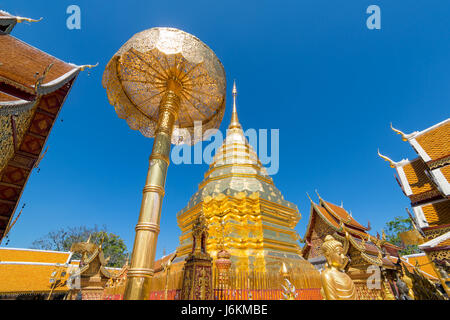 Goldene Chedi (Stupa) und Regenschirm im Tempel Wat Phra, die Doi Suthep, Chiang Mai, Thailand Stockfoto