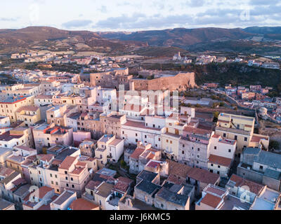 Luftaufnahme von einer italienischen Stadt an der Küste Sardiniens bei Sonnenuntergang. Castelsardo, Sardinien, Italien. Stockfoto