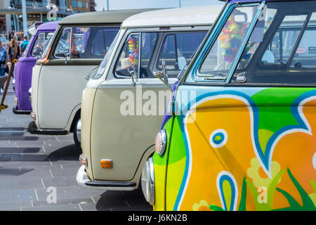 Strand von Scheveningen, Niederlande - 21. Mai 2017: VW Kombi Wohnmobil Wagens bei luftgekühlten Oldtimer-Show Stockfoto