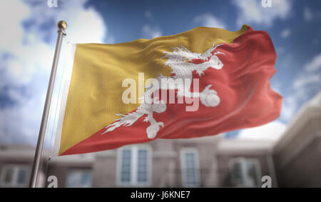 Bhutan Fahne 3D-Rendering auf Blue-Sky-Gebäude-Hintergrund Stockfoto