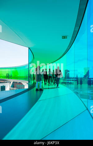 „Your rainbow Panorama“, Installation von Olafur Eliasson im Aarhus Kunstmuseum ARoS. Besucher genießen den Blick über die Stadt und machen Fotos. Stockfoto