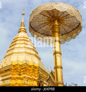 Goldene Chedi (Stupa) und Regenschirm im Tempel Wat Phra, die Doi Suthep, Chiang Mai, Thailand Stockfoto