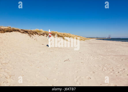 Strand von Grenaa an Ostseeküste von Jütland, Dänemark. Rettungsring im Vordergrund. Stockfoto