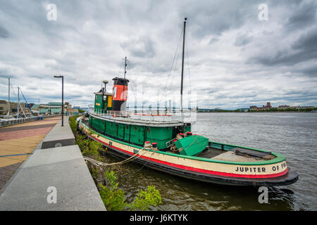 Ein Schlepper angedockt am Delaware River, bei Penns Landing in Philadelphia, Pennsylvania. Stockfoto