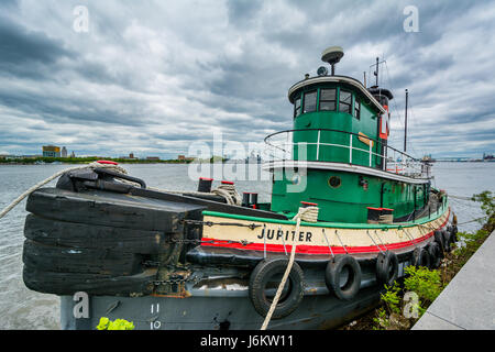 Ein Schlepper angedockt am Delaware River, bei Penns Landing in Philadelphia, Pennsylvania. Stockfoto