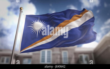 Marshall-Inseln Flagge 3D Rendering auf Blue-Sky-Gebäude-Hintergrund Stockfoto