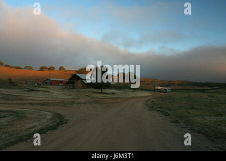Dieses Foto zeigt einen Samstagmorgen in der Nähe eines Ranchhauses und die ruhige ländliche Landschaft und landwirtschaftliche Umgebung. Das Bild vermittelt die friedliche Atmosphäre des Bauernlebens. Stockfoto