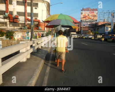 Die Maligaya Sevilla Bridge überspannt den San Juan River in Mandaluyong City auf den Philippinen. Diese Brücke befindet sich in der Nähe des Shaw Boulevard und dient als wichtige Verkehrsanbindung innerhalb der Stadt. Stockfoto