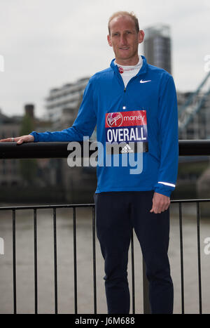 Foto-Shooting findet statt in der Nähe von Tower Bridge London für die britischen Athleten im Wettbewerb der London Marathon 2017 mit: Scott insgesamt wo: London, Vereinigtes Königreich bei: Kredit-20. April 2017: Alan West/WENN.com Stockfoto