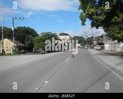Dies bezieht sich auf die laufenden Straßenbauarbeiten entlang des Maharlika Highway in Pulilan, Bulacan, die auf die Verbesserung der Infrastruktur und der Verkehrswege abzielen. Der Bau konzentriert sich auf den Ausbau, die Modernisierung und die Wartung von Straßen, um die Effizienz und Sicherheit von Pendlern und Fahrzeugen entlang dieser wichtigen Autobahn zu verbessern. Stockfoto