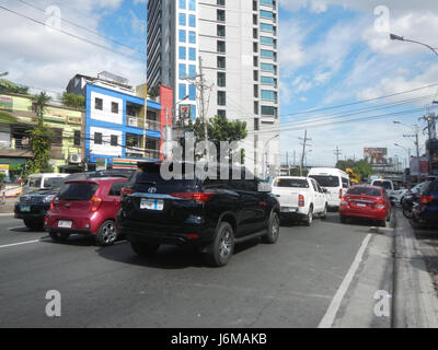 Blick auf die Timog Avenue in Barangay Sacred Heart, Quezon City, in der Nähe des GMA Network Center, gelegen an der EDSA. Stockfoto
