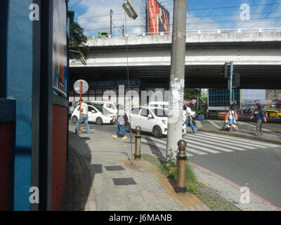 Dies bezieht sich auf das Gebiet um die Timog Avenue Flyover in der Nähe des GMA Network Centers an der EDSA in Quezon City, Philippinen. Die Überführung und die umliegenden Straßen sind wichtige Elemente der städtischen Infrastruktur in der Region. Stockfoto