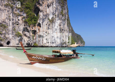 Traditionellen Longtailboot gestrandet auf Koh Lao Liang, Trang, Thailand Stockfoto