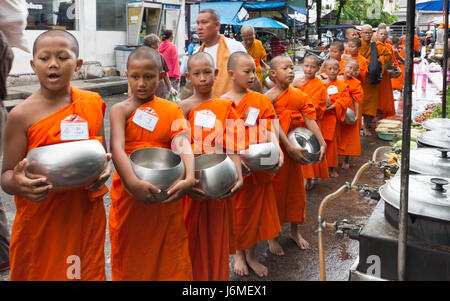 Jungen Novizen Almosen auf dem Markt in der Altstadt von Phuket, Thailand Stockfoto