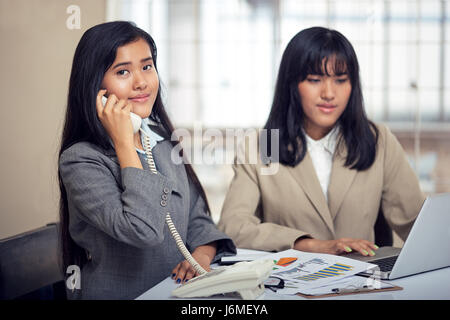 zwei freundliche Geschäftsfrauen diskutieren und Beratung zu dokumentieren Stockfoto
