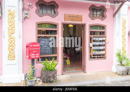 Sino-portugiesischer Architektur-Shophouse die Postkarte in der Soi Romanée, Old Phuket Stadt, Thailand Stockfoto