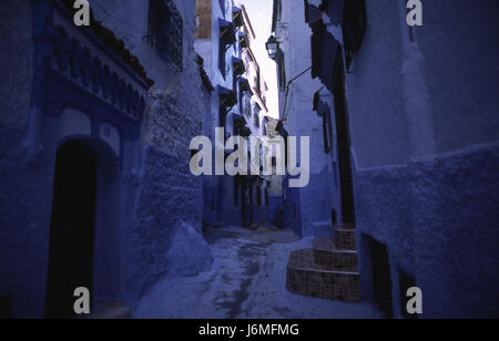 17.11.2010, Tanger, Marokko, Afrika - das Labyrinth der Gassen und blau-weißen Häuserfassaden in der Medina von Tanger. Stockfoto