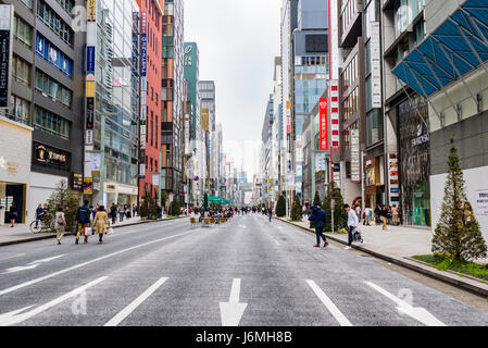 Chuo Dori Strasse, Ginza. Fußgängerzone einkaufen. Tokio, Japan. Stockfoto